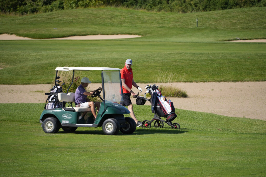 Startklar: Golfcarts wieder im Einsatz bei Golf51!