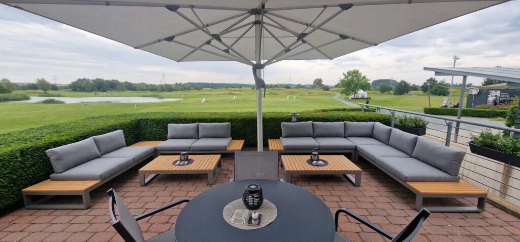 Entdecken Sie unsere neue Lounge auf der Terrasse des Restaurant Stableford!