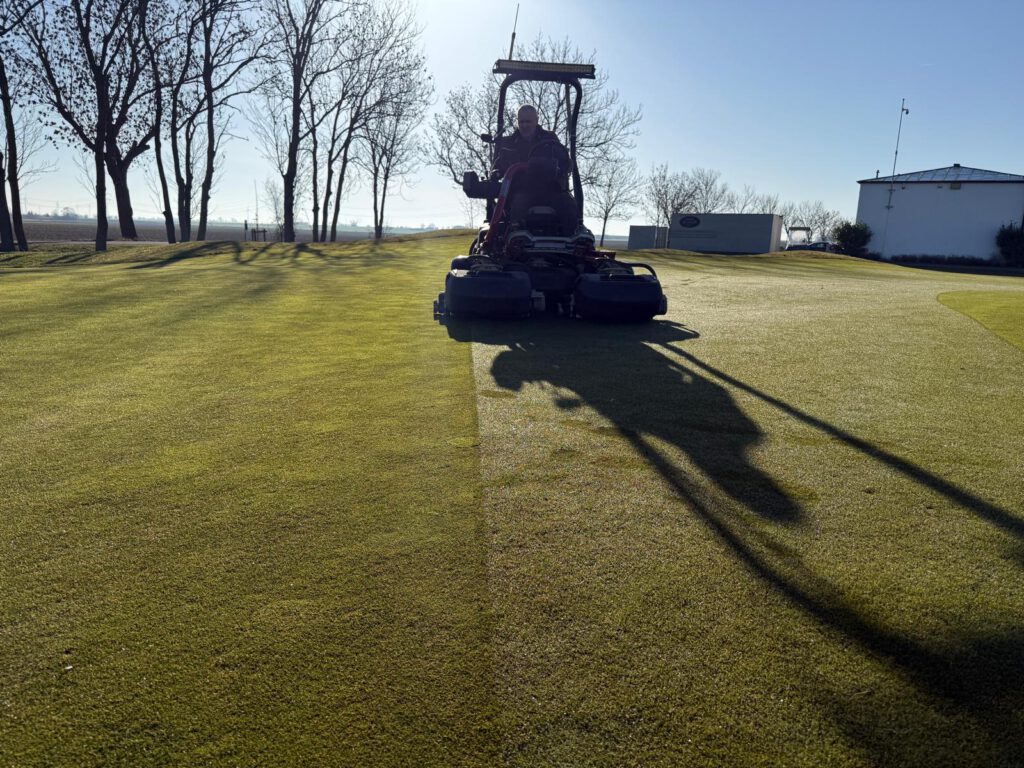 Saisonstart in Top-Platzqualität – erster Grünschnitt in Rethmar